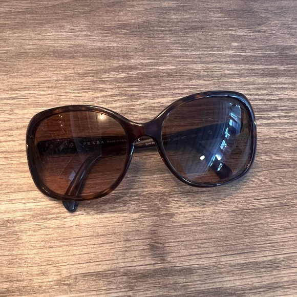 Prada sunnies - Picture 2 of 4